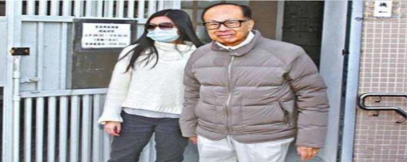 华人首富李嘉诚妻子是谁 李嘉诚国籍怎么改回中国了