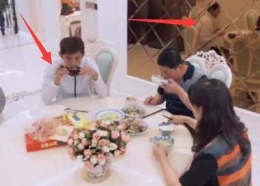 《做家务的男人》张继科吓坏观众，吃饭的时候和镜子里的动作居然不一样？这什么鬼？