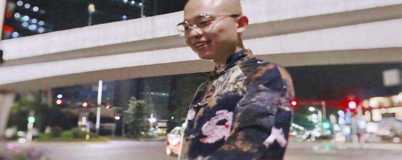 前路漫漫雨纷纷谁在痴痴等是什么歌?