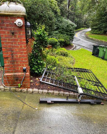 巨石强森着急上班徒手拆门，发文晒事故现场照，巨石强森得了新冠，全家都被感染！