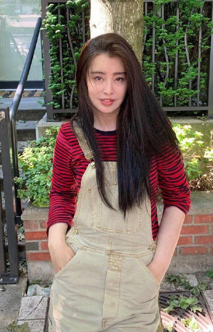王祖贤近况 女神王祖贤晒照，一身清新穿搭少女感十足！
