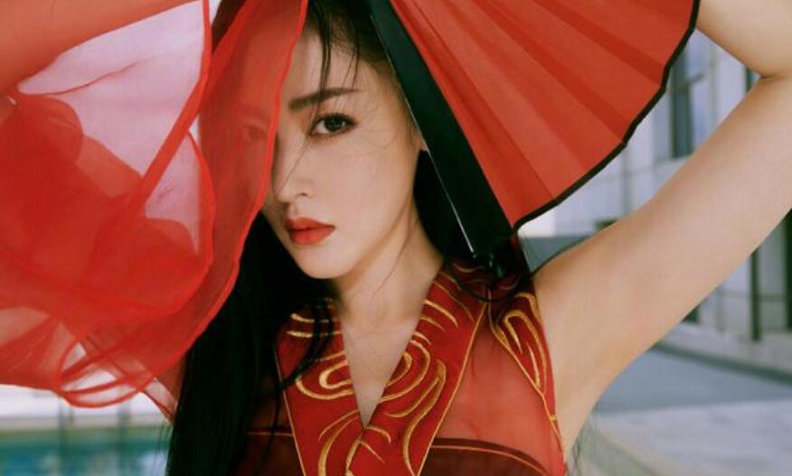 张天爱霸气喊话跟拍者：躲在车后拍的素材够“劲爆”吗？