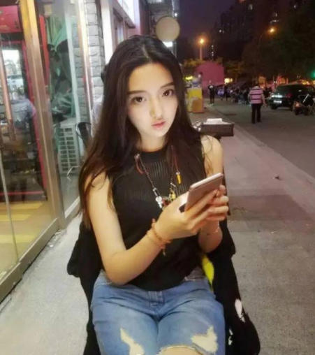 《快乐星球》冰柠檬近照曝光，穿衣性感时尚，浓浓的网红风