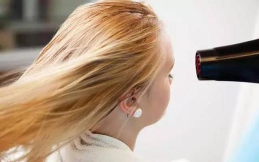 如何防止头发稀疏和脱发