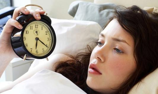 晚上睡觉失眠是什么原因引起的