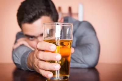 失眠靠酒精麻醉入睡