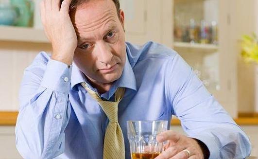 失眠靠酒精麻醉入睡