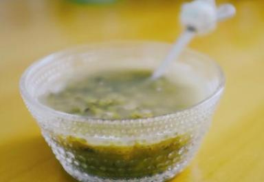 改善皮肤粗糙,多喝绿豆蜂蜜汤