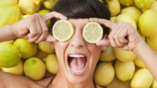 柠檬水对健康的好处：喝热柑橘的真相