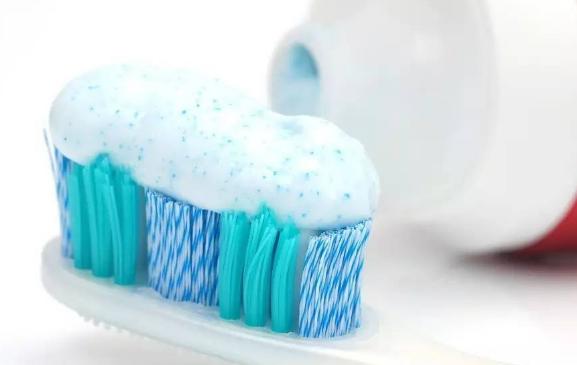 牙膏久战不泄的几种方法