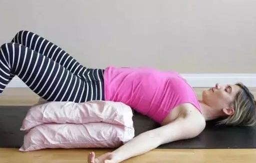 瑜伽治失眠的简单几个动作