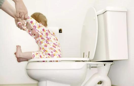 一个动作快速拉出屎，老年人