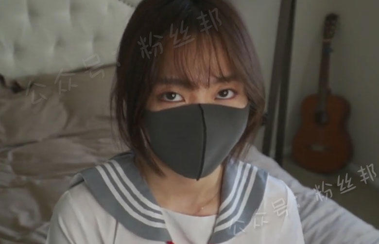 网传疑似抖音芝芝桃桃戴口罩视频，而是博主hongkongdoll作品，女神室友穿JK接受简短采访