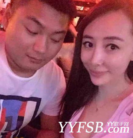 蓝雨-李先生与美女主播合影偷瞄其胸被抓拍