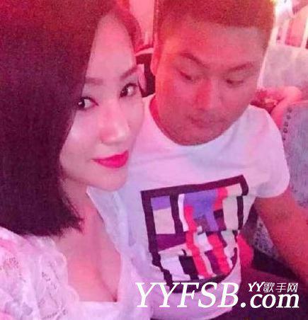 蓝雨-李先生与美女主播合影偷瞄其胸被抓拍