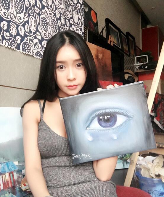 昔日斗鱼清纯画画主播王佩，“变脸”黑皮性感女神，遭网友嘲讽谩骂