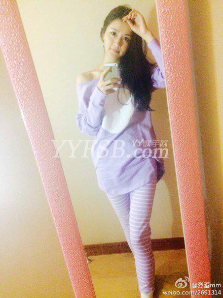 YY烈酒最新微博自拍照 YY烈酒最新动态报道
