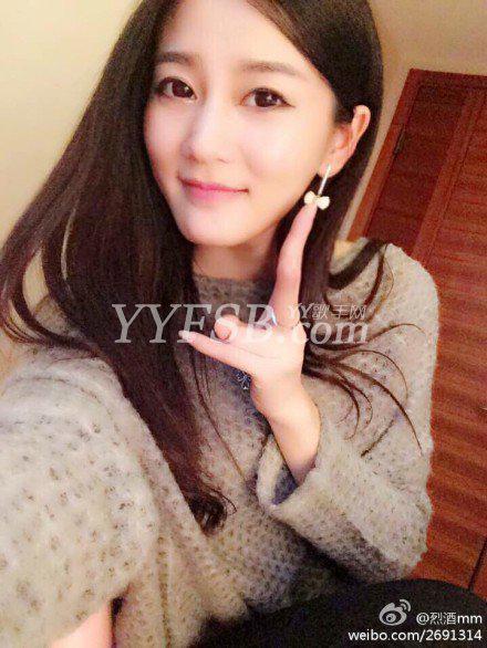 YY烈酒最新微博自拍照 YY烈酒最新动态报道