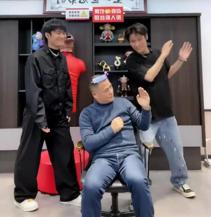 溜鸟视频事件后杨爸出镜,小杨哥带货卖底裤,逗笑玩梗替父“疗伤”