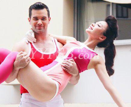 图组：柳岩生日狂秀性感巨乳 衣物兜不住春光无限