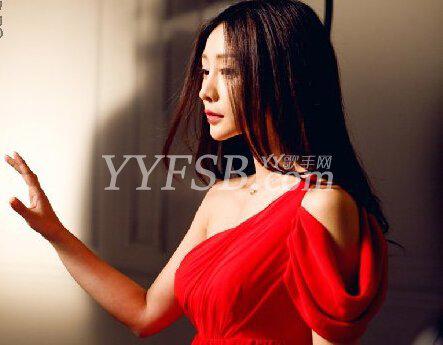 图组：柳岩生日狂秀性感巨乳 衣物兜不住春光无限