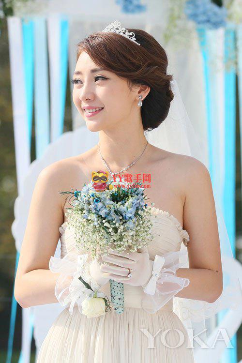 柳岩柳岩男人装图片 演出时却不慎跌倒