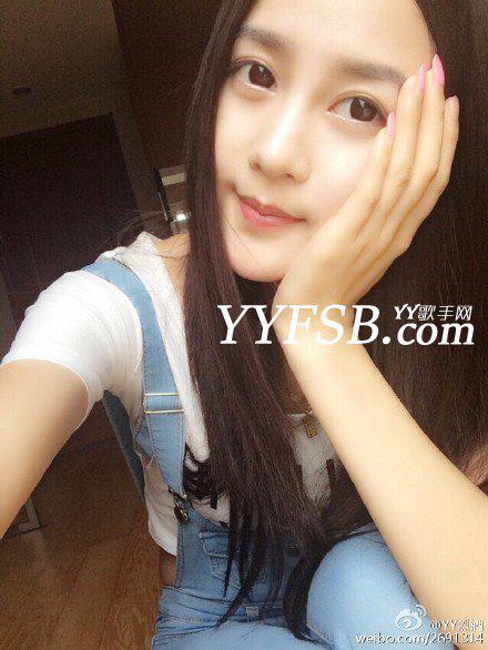 YY气质美女主播YY烈酒微博自拍照