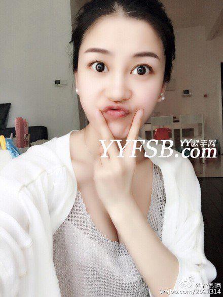 YY气质美女主播YY烈酒微博自拍照