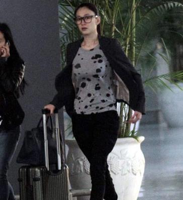 李小冉晒自拍丰满身材 自评是拍摄角度问题