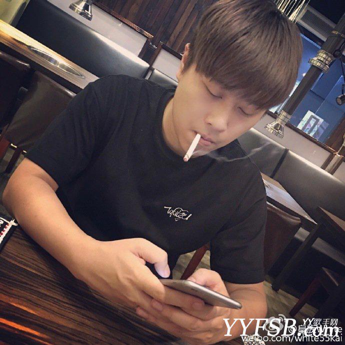 斗鱼TV55开个人资料（卢本伟）LOL55开直播间级女友照片