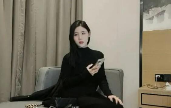 小宝寻花酒店直播拍视频被捕，利用改装设备偷拍低俗视频资源，受害女性众多