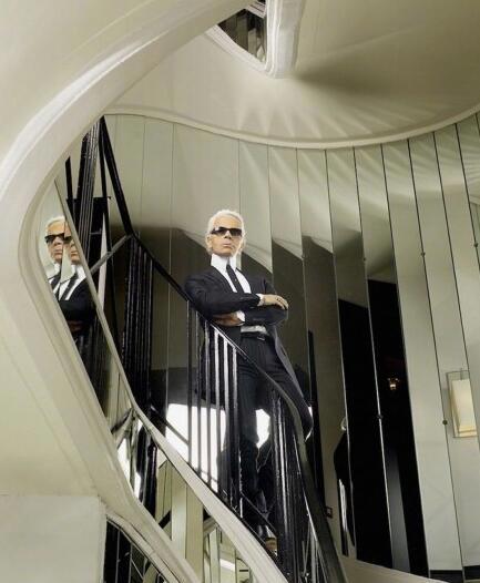 香奈儿老佛爷“卡尔”去世刘雯微博悼念 你有过几件香奈儿