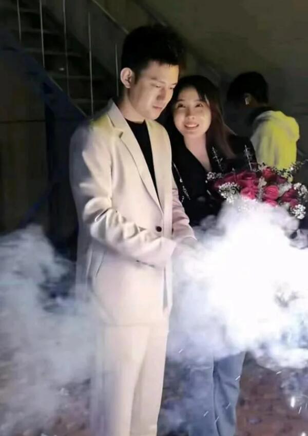 宠妻狂魔阿哲午夜秀恩爱，包场为老婆孙珊珊庆生，哲嫂展现小蛮腰好身材