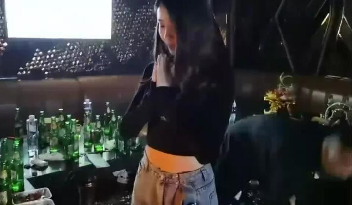 宠妻狂魔阿哲午夜秀恩爱，包场为老婆孙珊珊庆生，哲嫂展现小蛮腰好身材