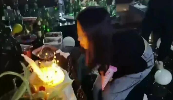 宠妻狂魔阿哲午夜秀恩爱，包场为老婆孙珊珊庆生，哲嫂展现小蛮腰好身材
