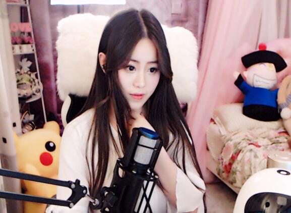 YY妃萱个人资料 脱口秀主播妃萱直播间照片