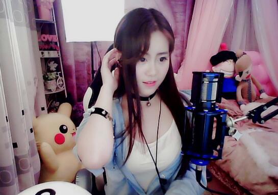 YY妃萱个人资料 脱口秀主播妃萱直播间照片