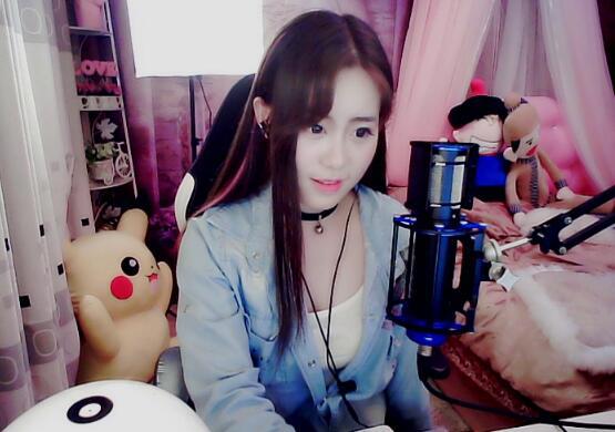 YY妃萱个人资料 脱口秀主播妃萱直播间照片