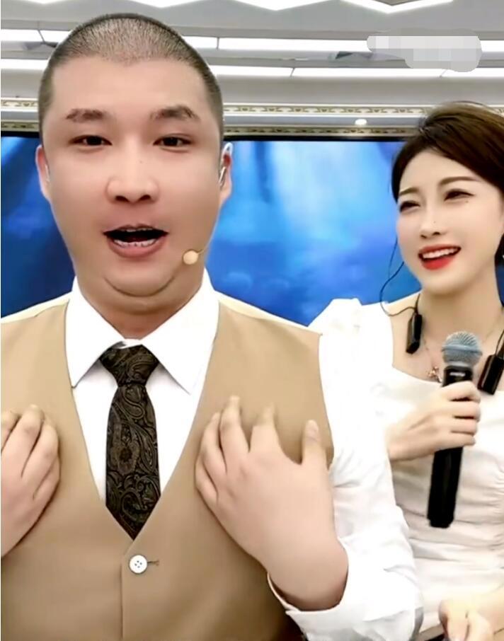 女网红张若欢欢直播不慎走光露点，走光图片被网友截图，二驴调侃被警告