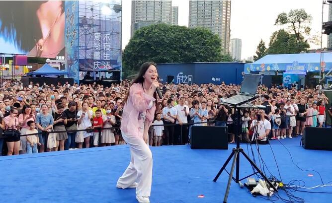 抖音唐艺重庆户外开播遭举报，捐款5万还又唱又跳，开播回应并未被封禁