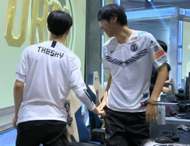 iG赢了，恭喜IG晋级四强！创造经典团战，抱团推平了对方基地