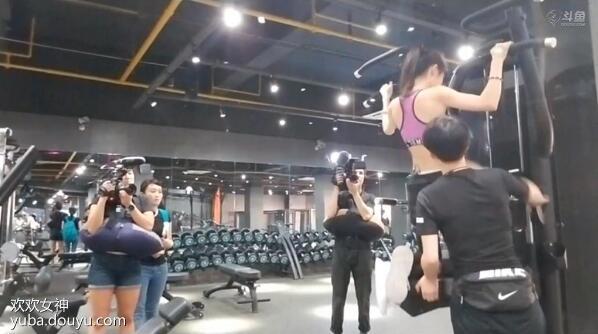 美国HBO电视台采访斗鱼成靓欢 欢欢女神晒健身腹肌