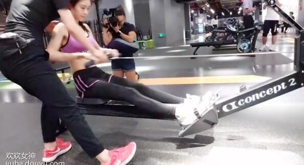 美国HBO电视台采访斗鱼成靓欢 欢欢女神晒健身腹肌