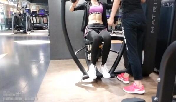 美国HBO电视台采访斗鱼成靓欢 欢欢女神晒健身腹肌