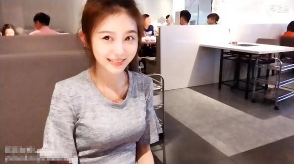 美国HBO电视台采访斗鱼成靓欢 欢欢女神晒健身腹肌