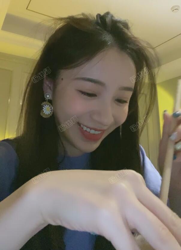 两年了周二珂终于直播了，素颜出镜不服老恢复自由身，微博直播回放