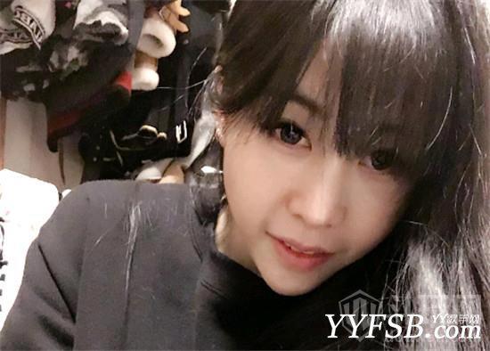 全民tv卡卡微博掀衣服晒自拍照 网友：能不遮吗