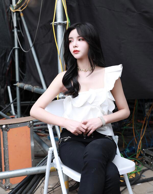 斗鱼女主播苏恩直播事故，视频回放中并未被立即封禁，仍与米娜进行互动