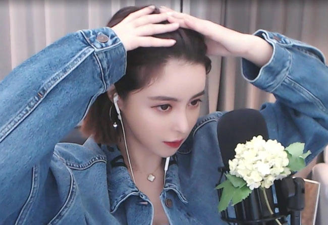斗鱼女主播苏恩直播事故，视频回放中并未被立即封禁，仍与米娜进行互动