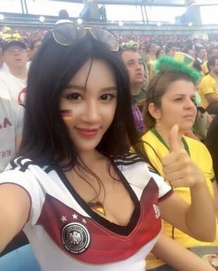 PK乌拉圭乳神 中国少女胸夹土豪金蹿红网络 中国迷樊玲乳神走红